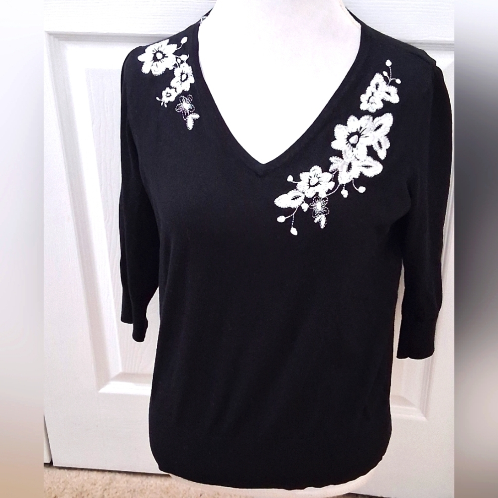 Roz & Ali Lady Libery Black Sweater With White Floral Embroidery     Size  L